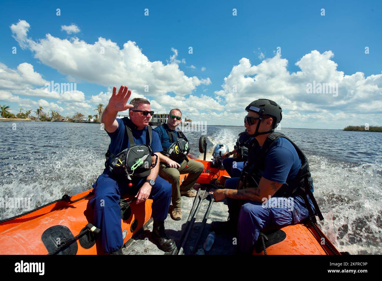 ADM posteriore. McPherson, comandante del Settimo distretto della Guardia Costiera, parla con il personale della Guardia Costiera a bordo di una barca di acque poco profonde nelle isole di Matlacha, Florida, le squadre sono state inscenate per assistere la gente della comunità di Pine Island, che è stata bloccata a causa dell'uragano Ian il 4 ottobre 2022. La Guardia Costiera ha trasferito oltre 700 persone e beni essenziali sull'isola. Foto Stock