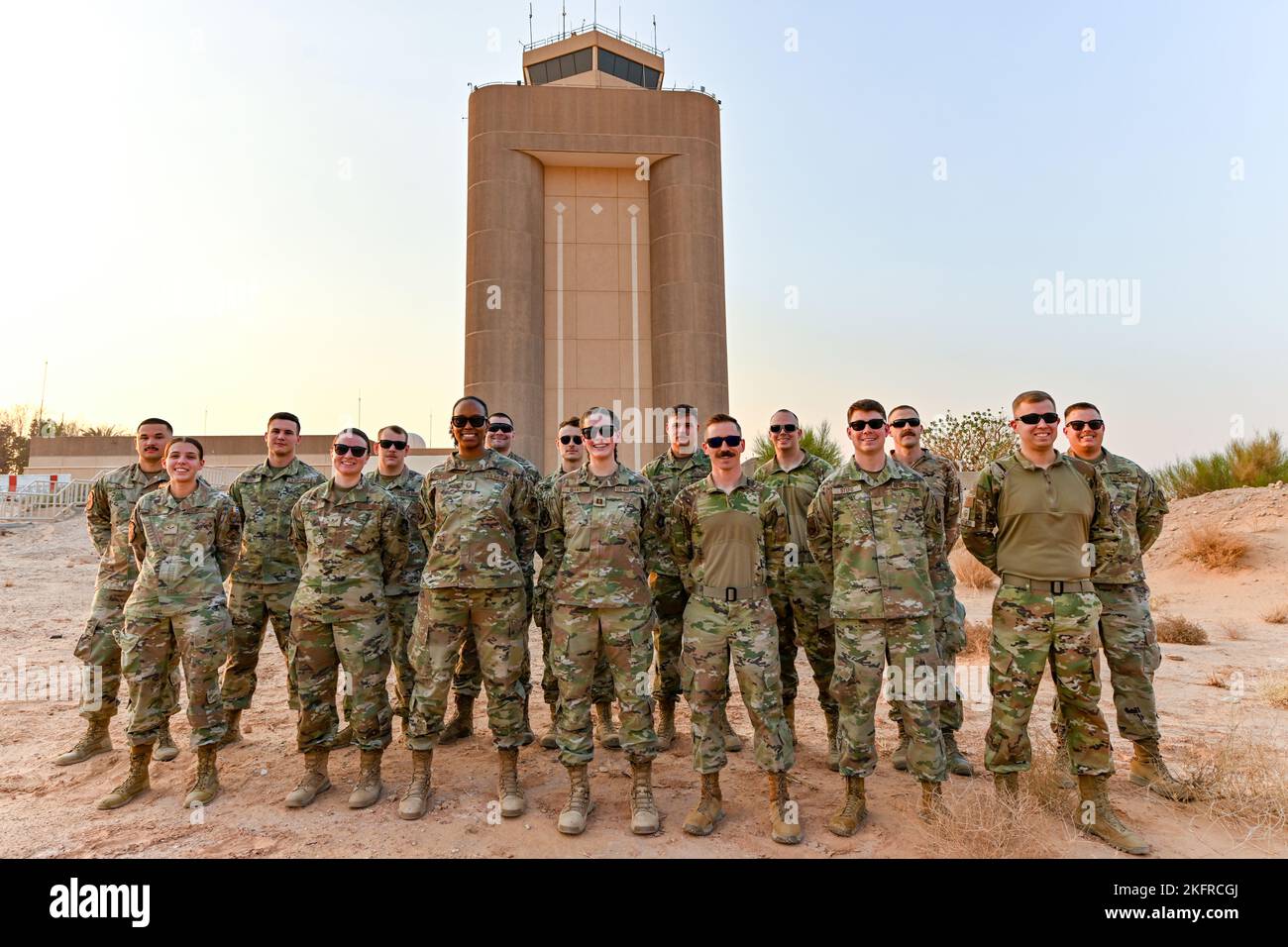 U.S. Airmen assegnato al 378th° Squadrone Expeditionary Operations Support, posa per una foto di gruppo, 4 ottobre 2022, presso la base aerea del Principe Sultano, Regno dell'Arabia Saudita. La missione dell'EOSS 378th è quella di fornire pianificazione operativa, orari di volo, monitoraggio meteorologico, gestione delle risorse e altro ancora per supportare operazioni di volo sicure ed efficaci al di fuori del PSAB nell'area di responsabilità dell'AFCENT. Foto Stock