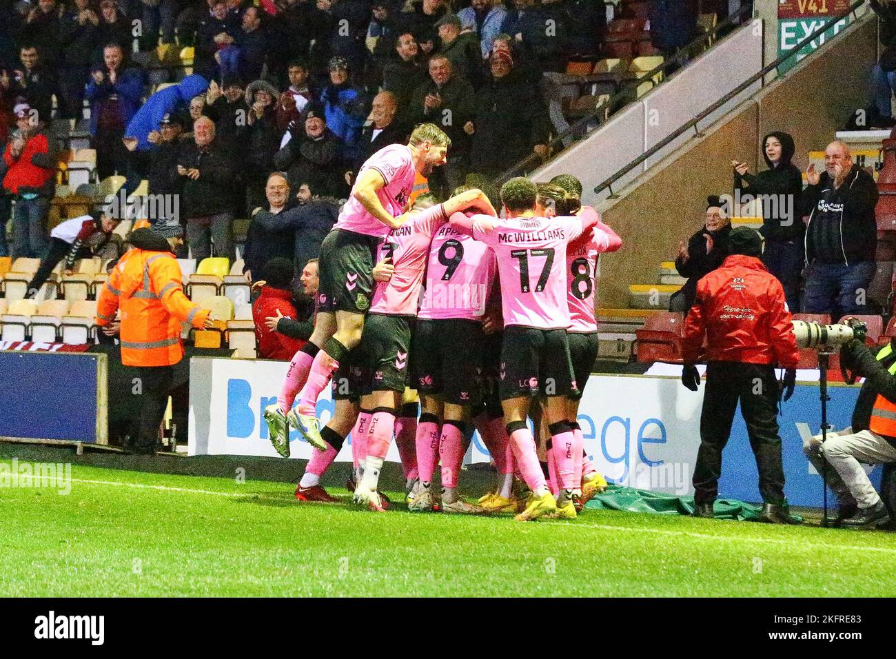 The University of Bradford Stadium, Bradford, Inghilterra - 19th novembre 2022 i giocatori di Northampton festeggiano dopo che Sam Sherring (6) ha ottenuto il punteggio 0 - 3 durante il gioco Bradford City contro Northampton Town, Sky Bet League Two, 2022/23, The University of Bradford Stadium, Bradford, Inghilterra - 19th novembre 2022 Credit: Arthur Haigh/WhiteRosePhotos/Alamy Live News Foto Stock