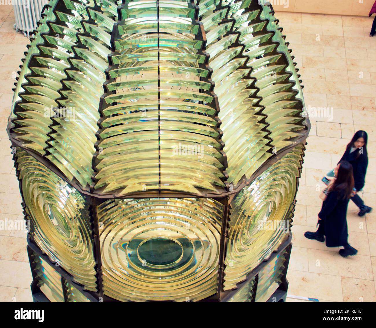 Faro Fresnel Lens all'interno del National Museum of Scotland, Chambers St, Edinburgh EH1 1JF Foto Stock