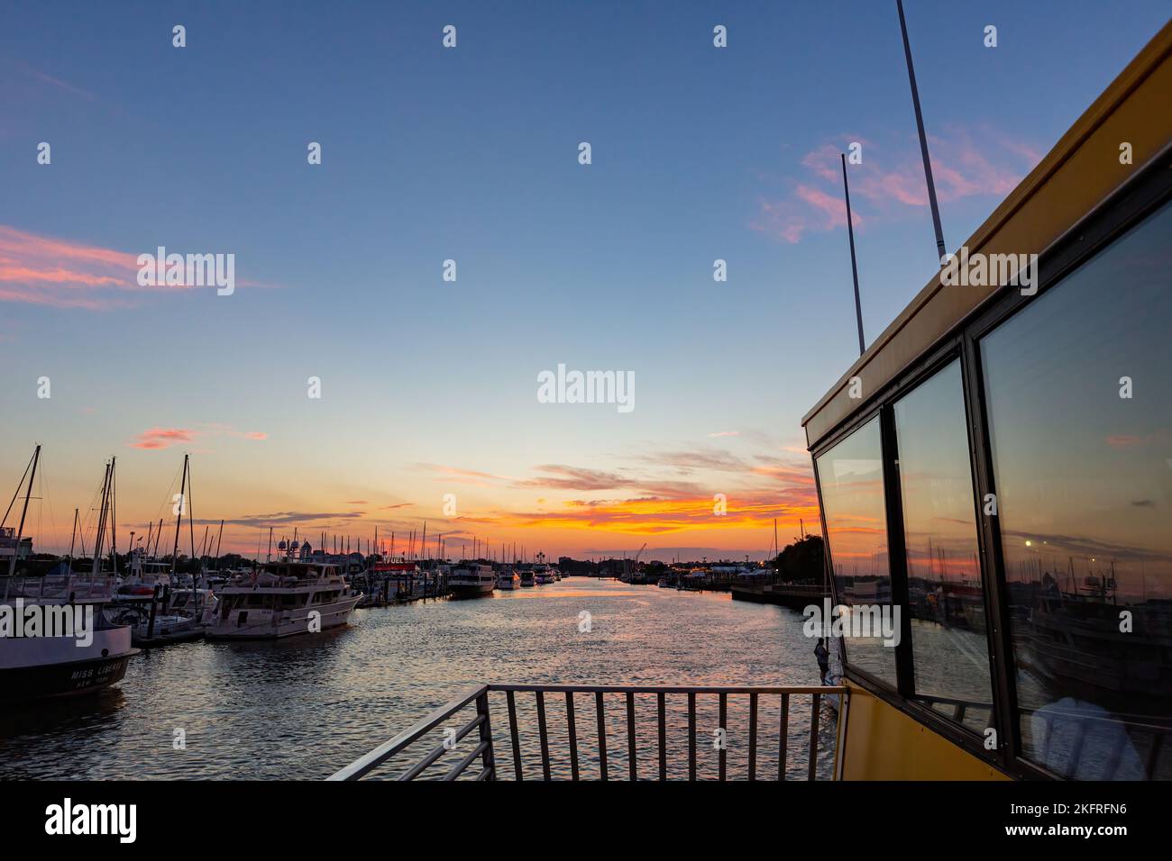 New York, 12 2014 SETTEMBRE - Vista al tramonto del Liberty Landing Marina Foto Stock