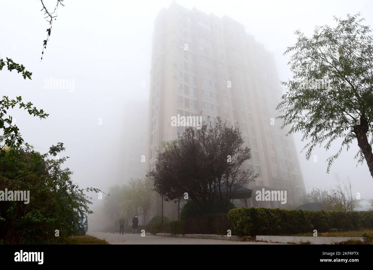 HANDAN, CINA - 20 NOVEMBRE 2022 - edifici protetti da nebbia sono visti nella città di Handan, provincia di Hebei, Cina, 20 novembre 2022. Foto Stock