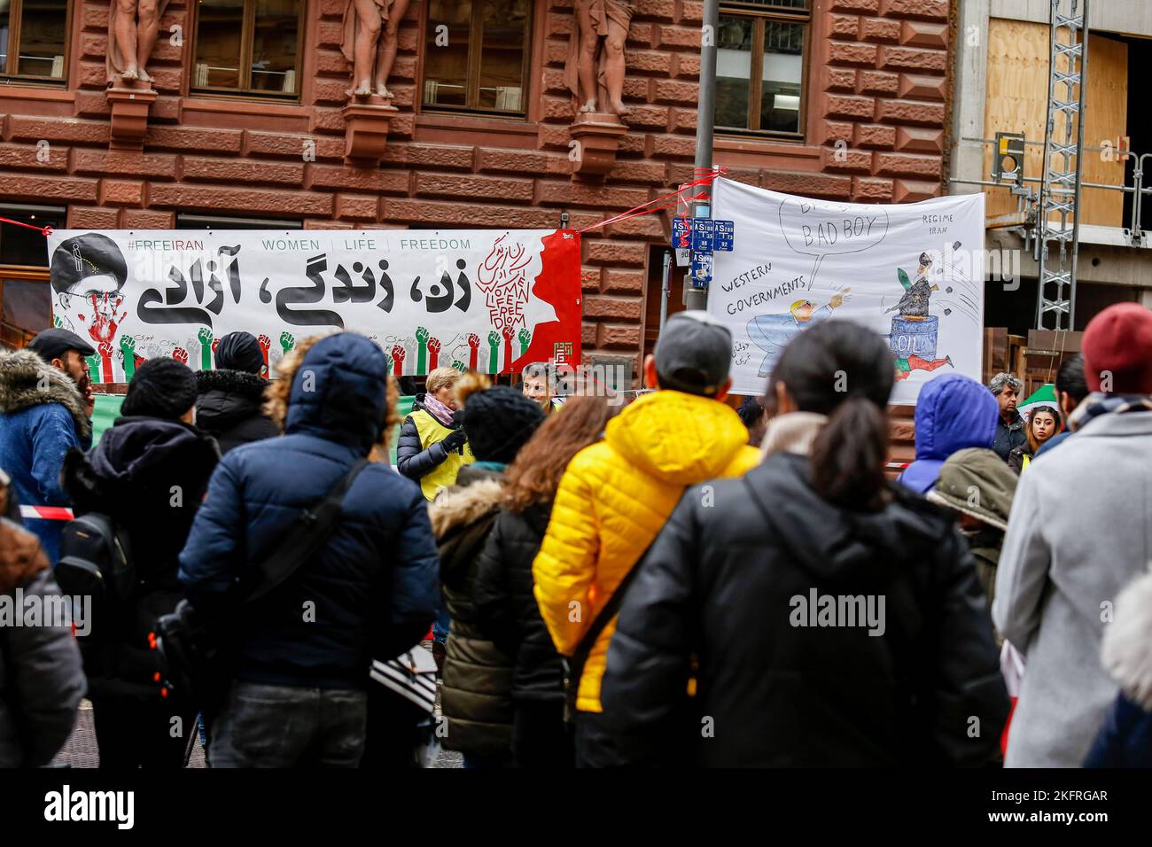 Francoforte sul meno, Germania. 19th Nov 2022. I manifestanti si riuniscono durante la dimostrazione. Il popolo iraniano protesta contro il regime iraniano della Repubblica islamica a Francoforte nel terzo anniversario del “novembre sanguinoso” e a sostegno della Rivoluzione iraniana. Credit: SOPA Images Limited/Alamy Live News Foto Stock