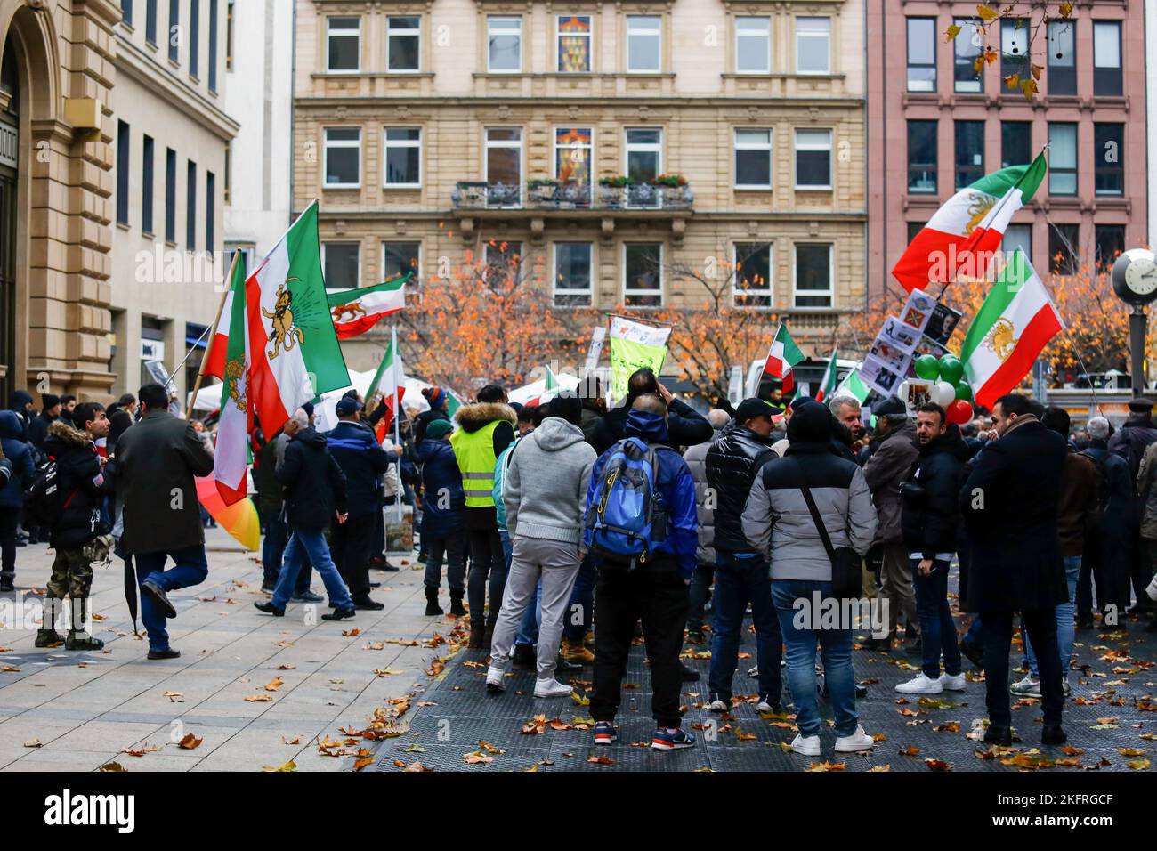 Francoforte sul meno, Germania. 19th Nov 2022. I manifestanti si riuniscono durante la dimostrazione. Il popolo iraniano protesta contro il regime iraniano della Repubblica islamica a Francoforte nel terzo anniversario del “novembre sanguinoso” e a sostegno della Rivoluzione iraniana. Credit: SOPA Images Limited/Alamy Live News Foto Stock