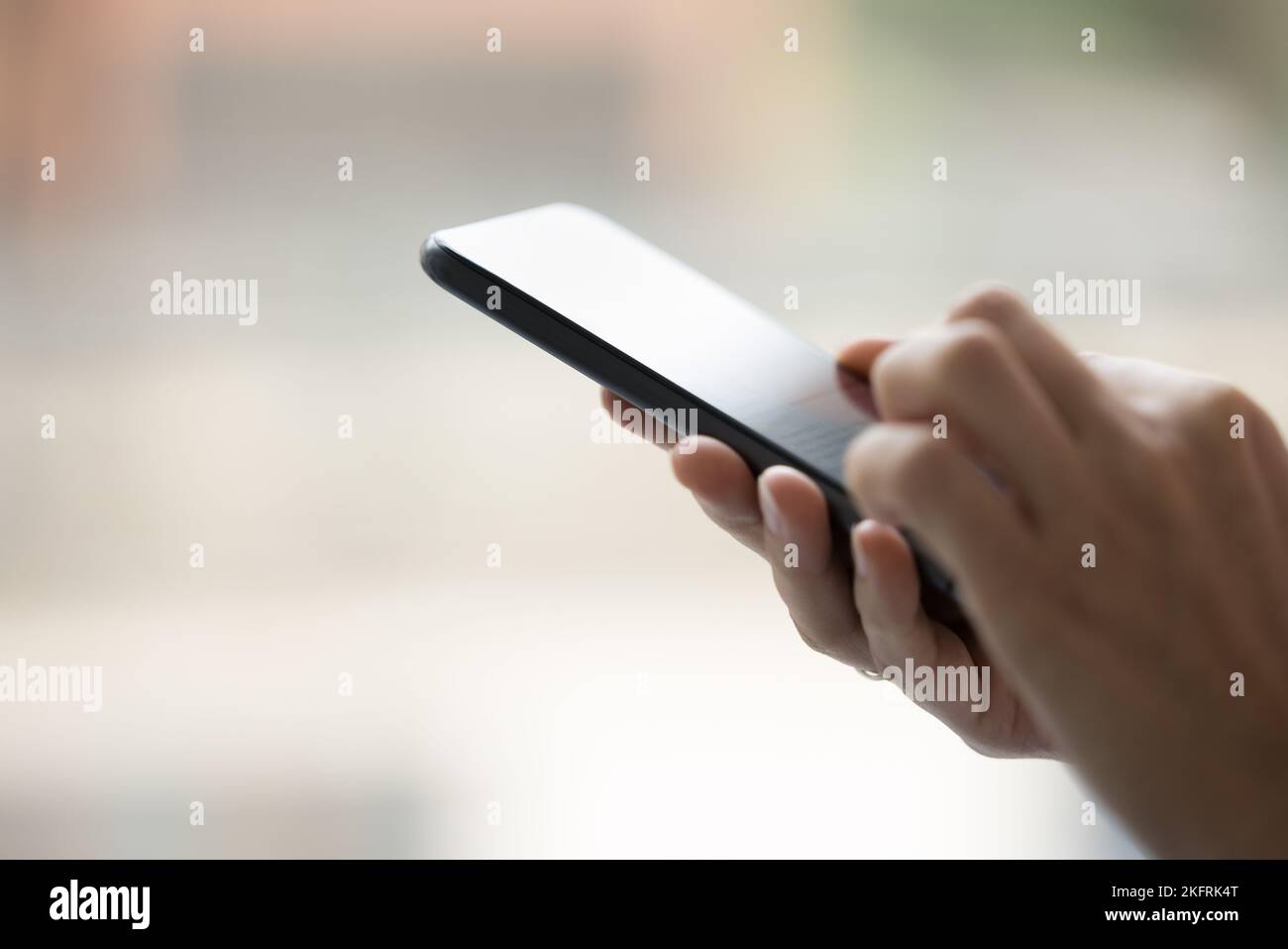 Il primo piano del raccolto delle mani femminili tiene il cellulare moderno Foto Stock