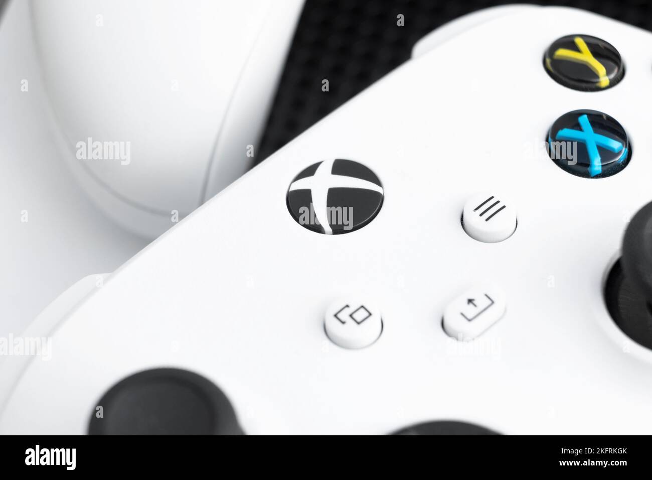 Erevan, Armenia, 12 novembre 2022: Joystick gamepad wireless e console Xbox con logo Xbox. Foto Stock