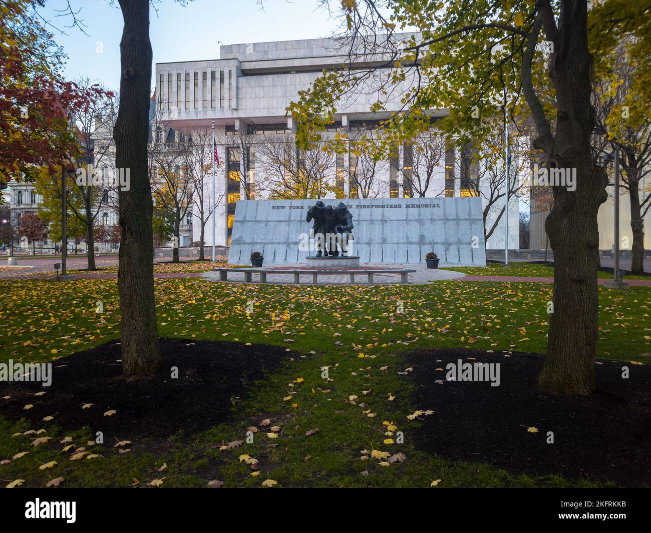 Albany, New York - 12 novembre 2022: Vista panoramica del New York state Fallen Firefighters Memorial. Foto Stock