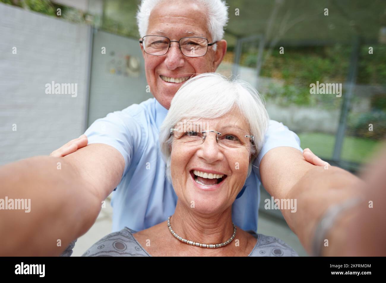 L'amore fa strisciare la tua anima fuori dal suo nascondiglio. Una coppia anziana in posa per un selfie. Foto Stock