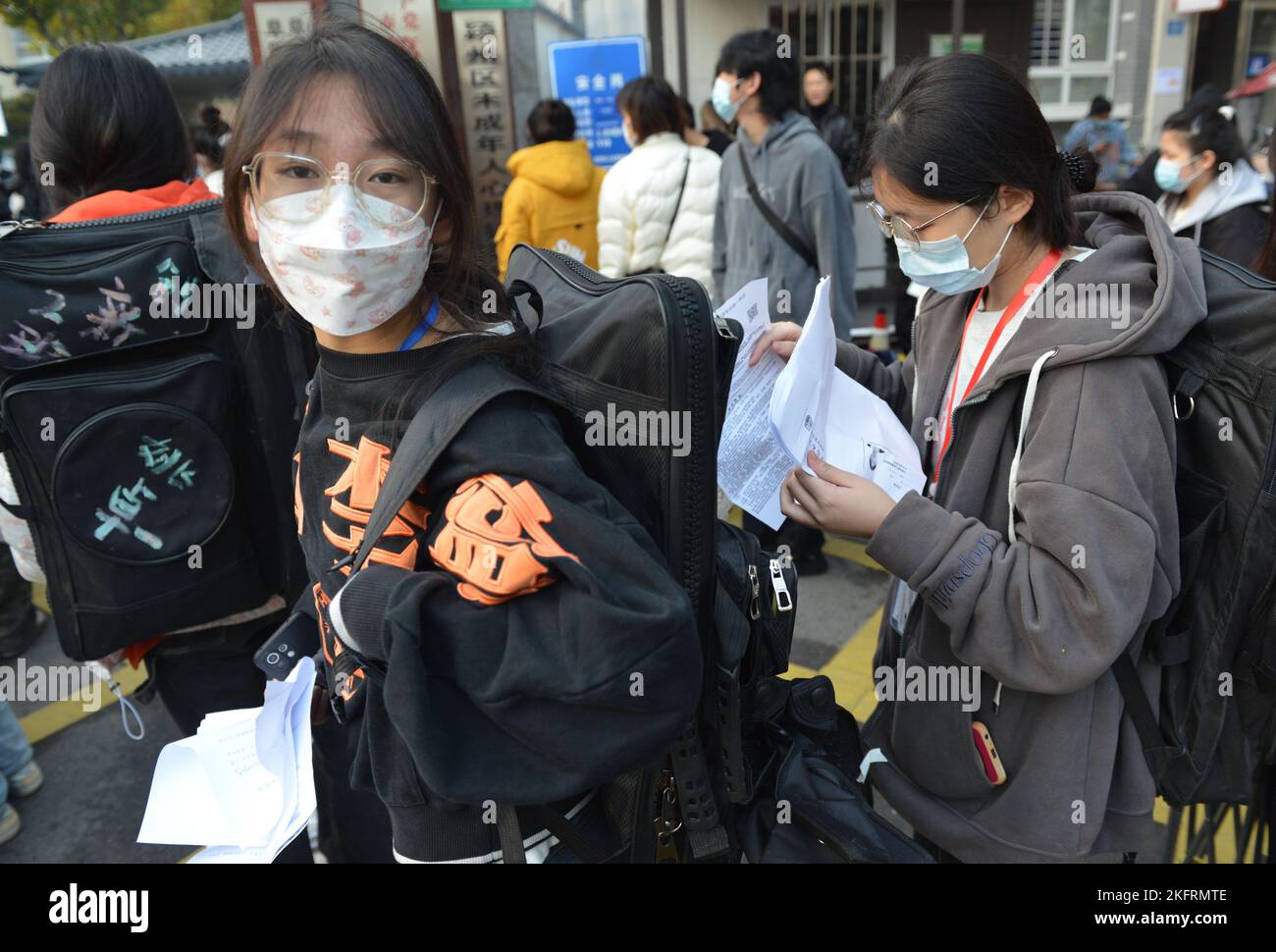 FUYANG, CINA - 20 NOVEMBRE 2022 - Un gran numero di studenti si preparano a prendere parte all'esame di ammissione 2023 ART Major (modulo 7) al No. 15 Middle SC Foto Stock