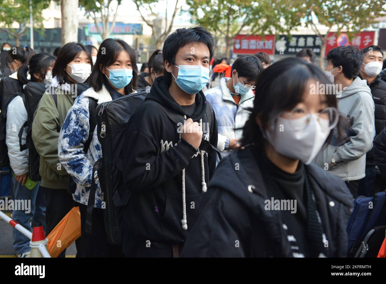 FUYANG, CINA - 20 NOVEMBRE 2022 - Un gran numero di studenti si preparano a prendere parte all'esame di ammissione 2023 ART Major (modulo 7) al No. 15 Middle SC Foto Stock