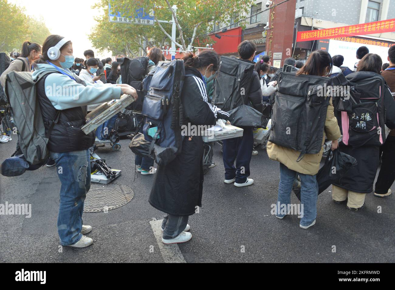 FUYANG, CINA - 20 NOVEMBRE 2022 - Un gran numero di studenti si preparano a prendere parte all'esame di ammissione 2023 ART Major (modulo 7) al No. 15 Middle SC Foto Stock