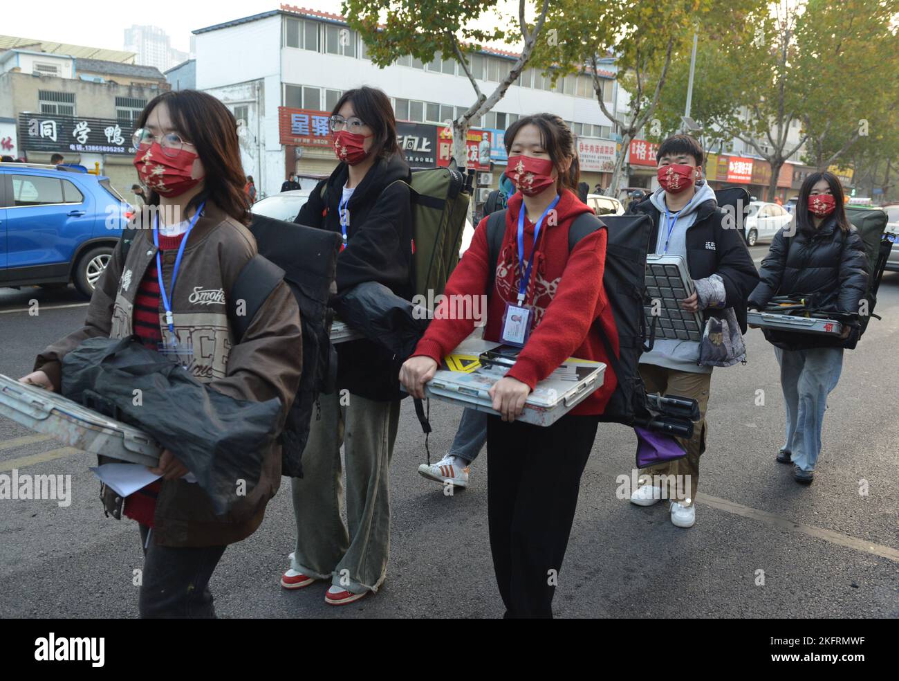 FUYANG, CINA - 20 NOVEMBRE 2022 - Un gran numero di studenti si preparano a prendere parte all'esame di ammissione 2023 ART Major (modulo 7) al No. 15 Middle SC Foto Stock