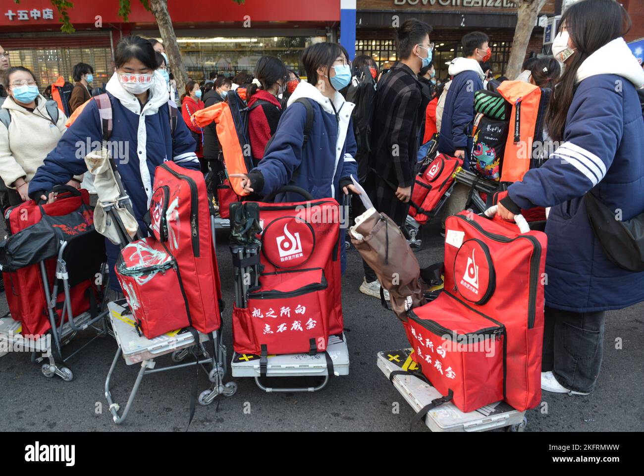 FUYANG, CINA - 20 NOVEMBRE 2022 - Un gran numero di studenti si preparano a prendere parte all'esame di ammissione 2023 ART Major (modulo 7) al No. 15 Middle SC Foto Stock