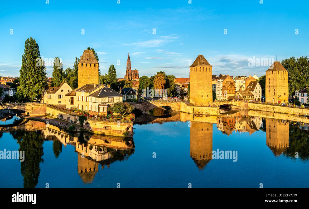 Pittoresca vista panoramica di Strasburgo che domina Ponts Couverts con quattro torri nello storico quartiere Petite France Foto Stock