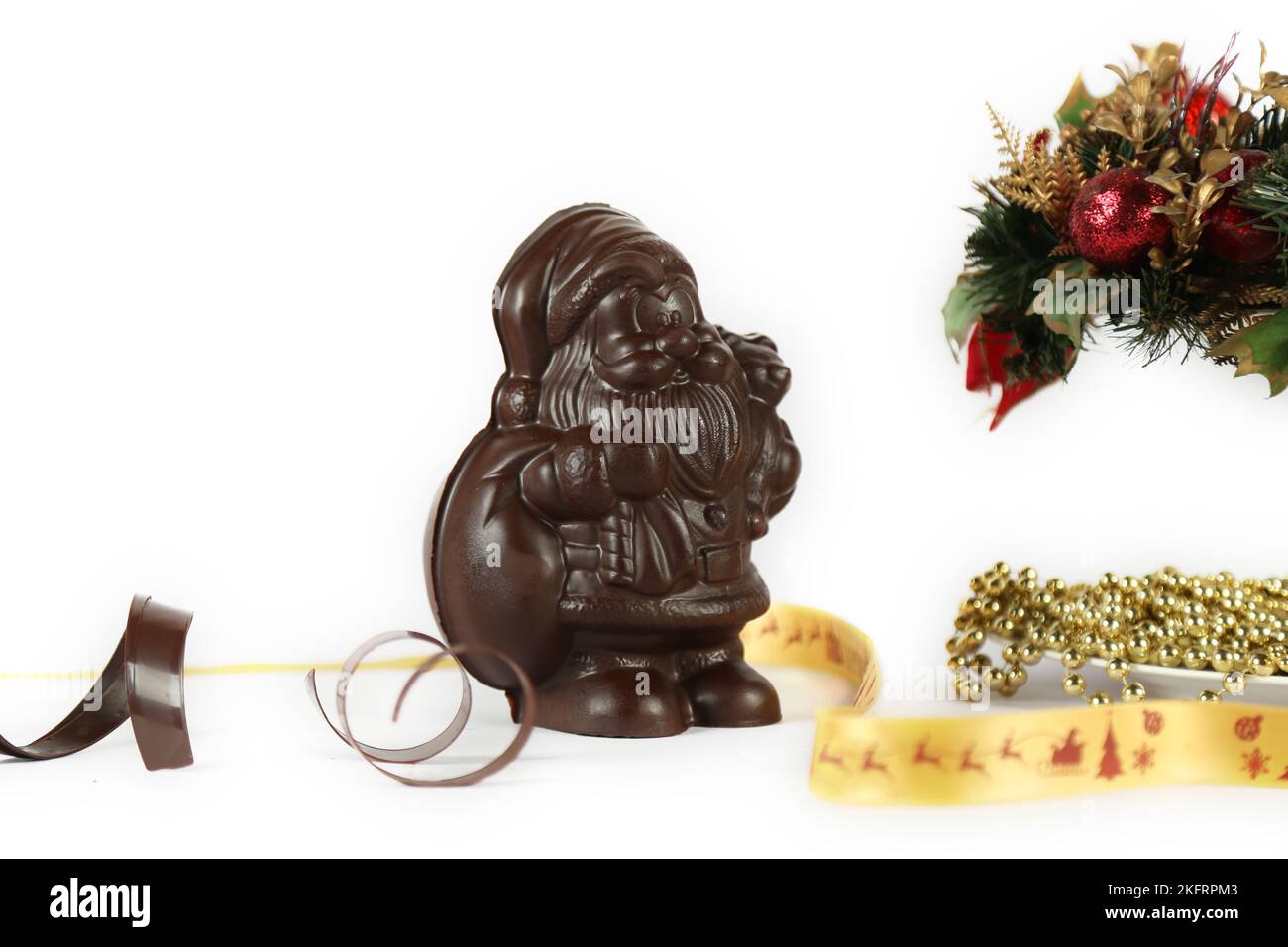 babbo natale cioccolato fondente realizzato per la celebrazione del festival di natale girato su sfondo bianco in studio Foto Stock