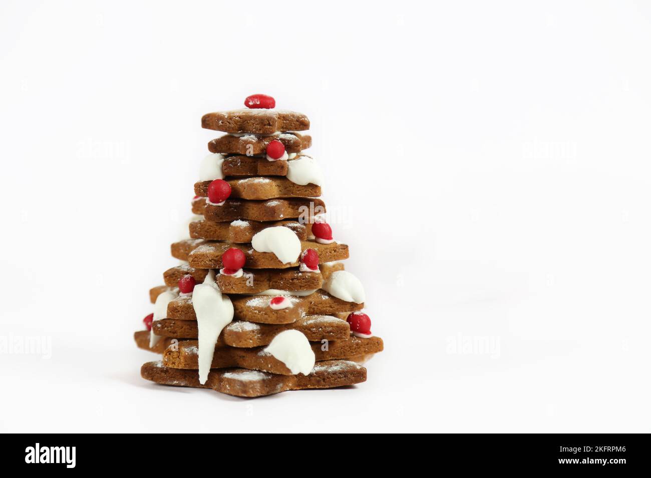 Biscotti albero di Natale fatto per la celebrazione di festa di natale girato su sfondo bianco in studio Foto Stock