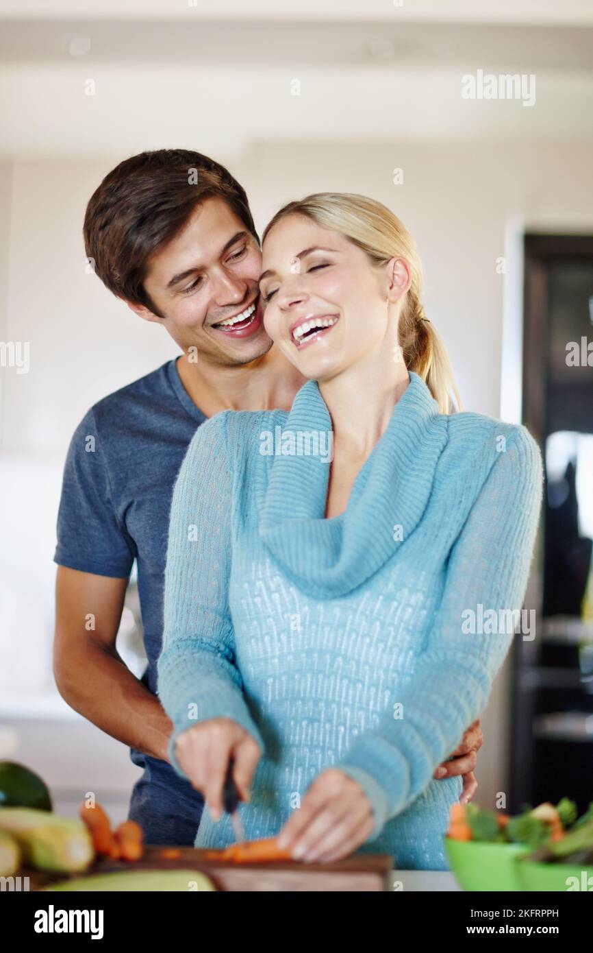 Youre yummy come questo pasto. Una giovane coppia felice che condivide un momento affettuoso insieme mentre prepara un pasto. Foto Stock