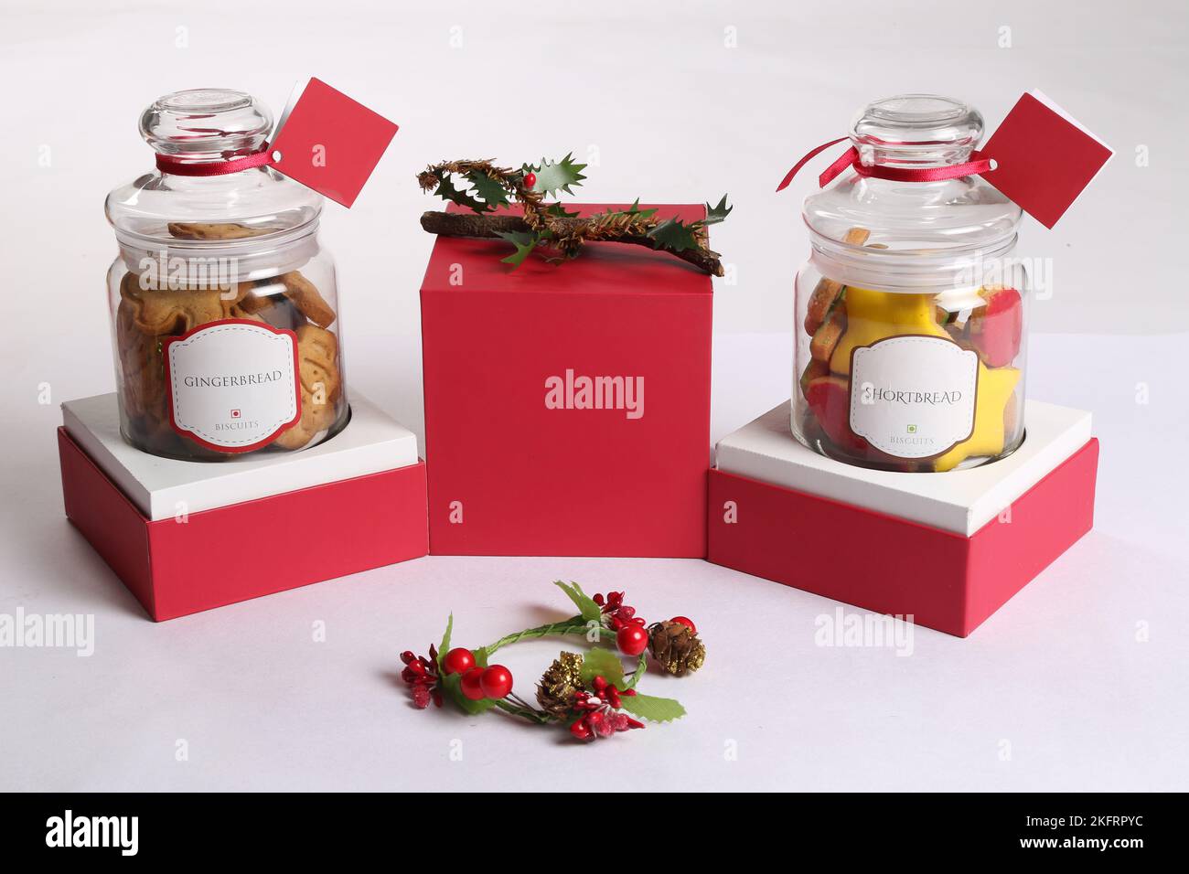 Pane allo zenzero fatto per la festa di Natale con attraente confezione ripresa su sfondo bianco in studio Foto Stock