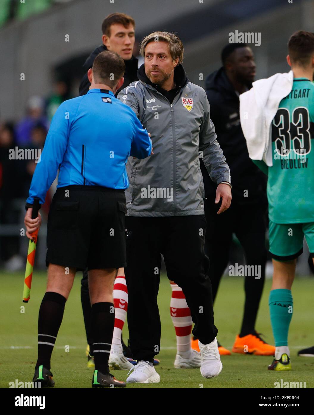 19 novembre 2022: Michael Wimmer, manager di VFB Stuttgart, si scrolla le mani con i funzionari a seguito di un club tedesco Bundesliga amichevole tra il FC Koln e il VfB Stuttgart il 19 novembre 2022 ad Austin, Texas. Stoccarda ha vinto 4-2. (Credit Image: © Scott Coleman/ZUMA Press Wire) Foto Stock