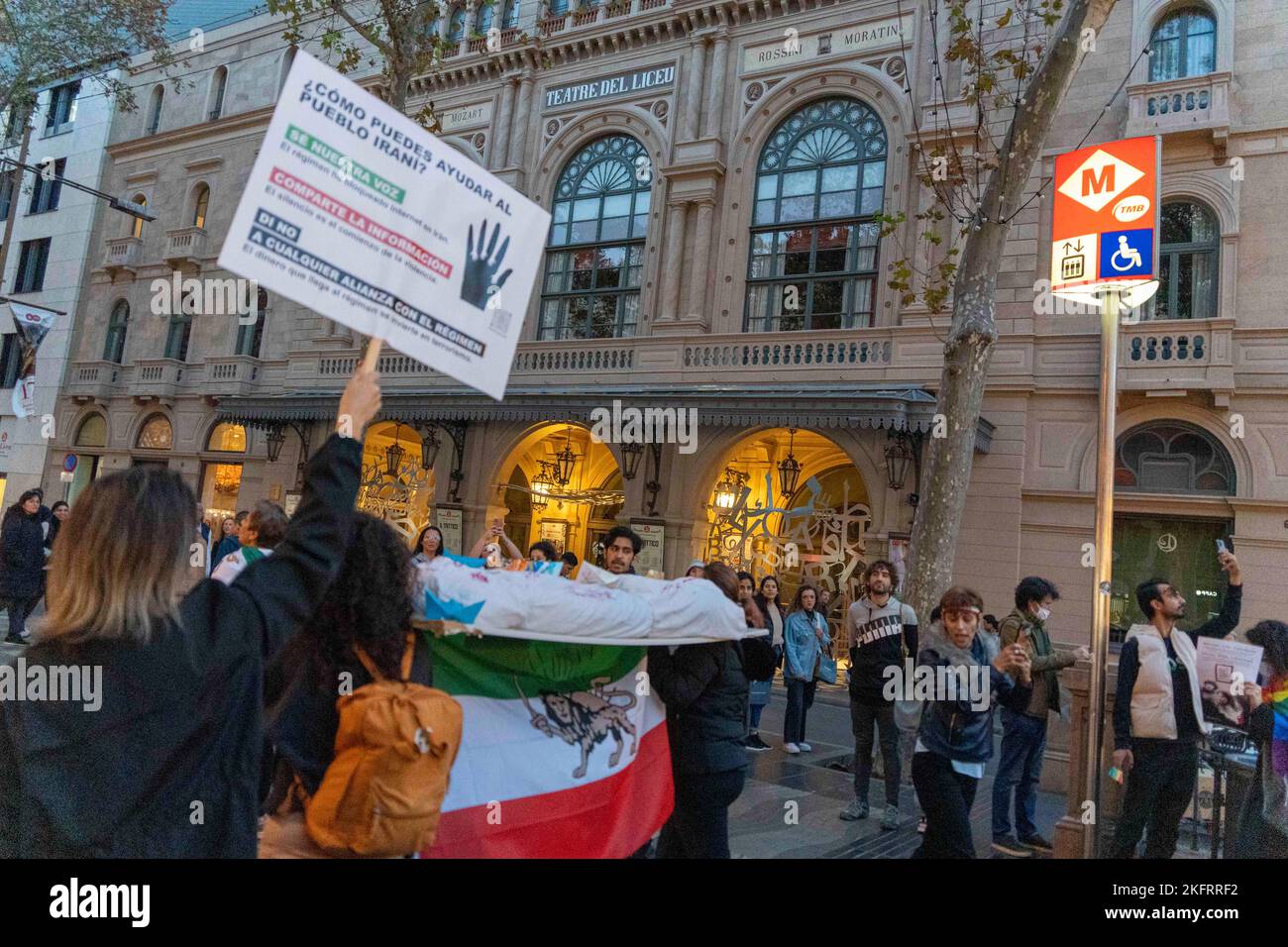 Barcellona, Catalogna, Spagna. 19th Nov 2022. I cittadini iraniani dimostrano in commemorazione delle proteste in Iran nel novembre 2019. In queste manifestazioni, secondo molte organizzazioni umanitarie, sono stati contati più di 1500 morti in 3 giorni di protesta. Sostengono inoltre le manifestazioni in corso da più di 3 mesi (Credit Image: © Eric Renom/ZUMA Press Wire) Foto Stock