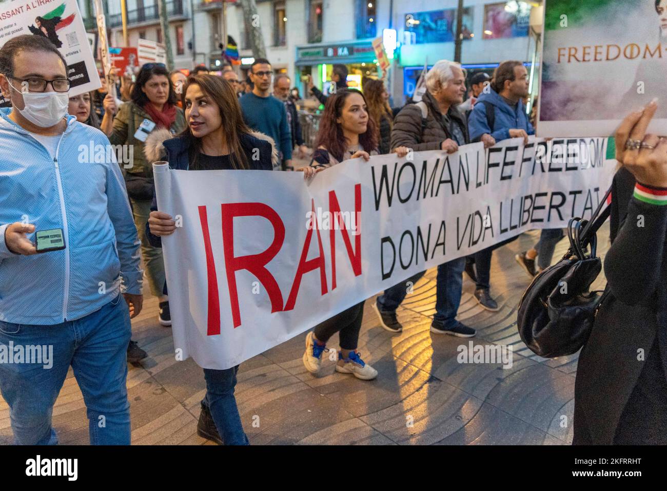 Barcellona, Catalogna, Spagna. 19th Nov 2022. I cittadini iraniani dimostrano in commemorazione delle proteste in Iran nel novembre 2019. In queste manifestazioni, secondo molte organizzazioni umanitarie, sono stati contati più di 1500 morti in 3 giorni di protesta. Sostengono inoltre le manifestazioni in corso da più di 3 mesi (Credit Image: © Eric Renom/ZUMA Press Wire) Foto Stock