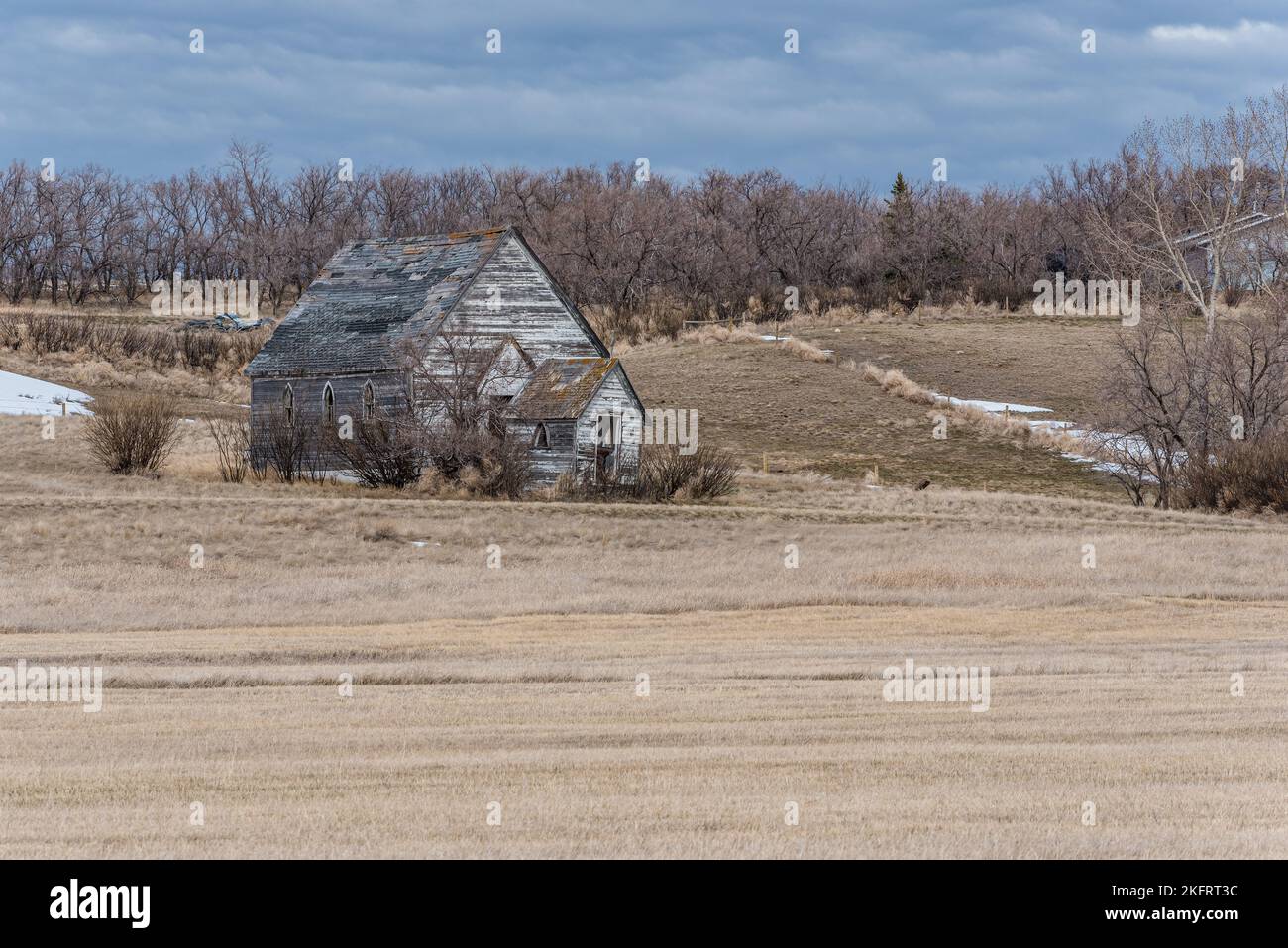La vecchia chiesa bianca abbandonata a Neidpath, Saskatchewan Foto Stock