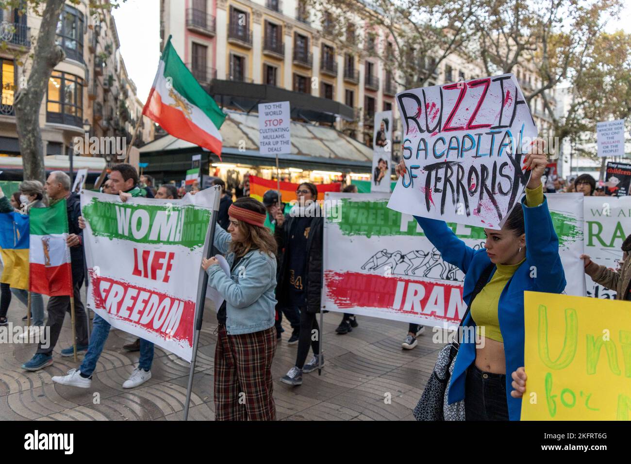 Barcellona, Catalogna, Spagna. 19th Nov 2022. I cittadini iraniani dimostrano in commemorazione delle proteste in Iran nel novembre 2019. In queste manifestazioni, secondo molte organizzazioni umanitarie, sono stati contati più di 1500 morti in 3 giorni di protesta. Sostengono inoltre le manifestazioni in corso da più di 3 mesi (Credit Image: © Eric Renom/ZUMA Press Wire) Foto Stock