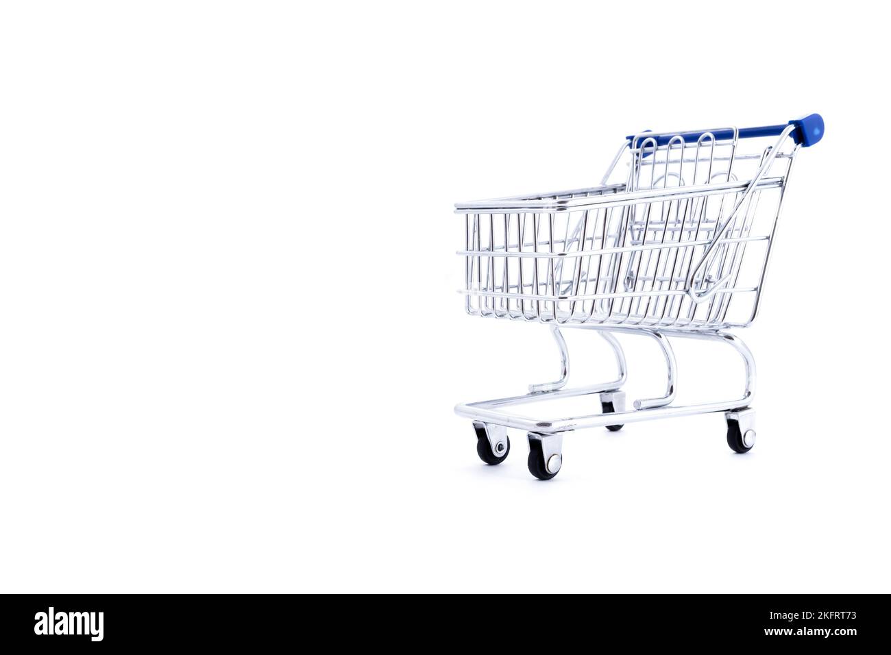 carrello vuoto su sfondo bianco, mini carrello in metallo isolato su sfondo a colori Foto Stock