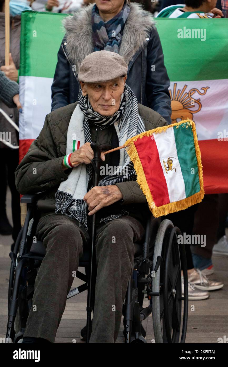 Barcellona, Catalogna, Spagna. 19th Nov 2022. I cittadini iraniani dimostrano in commemorazione delle proteste in Iran nel novembre 2019. In queste manifestazioni, secondo molte organizzazioni umanitarie, sono stati contati più di 1500 morti in 3 giorni di protesta. Sostengono inoltre le manifestazioni in corso da più di 3 mesi (Credit Image: © Eric Renom/ZUMA Press Wire) Foto Stock