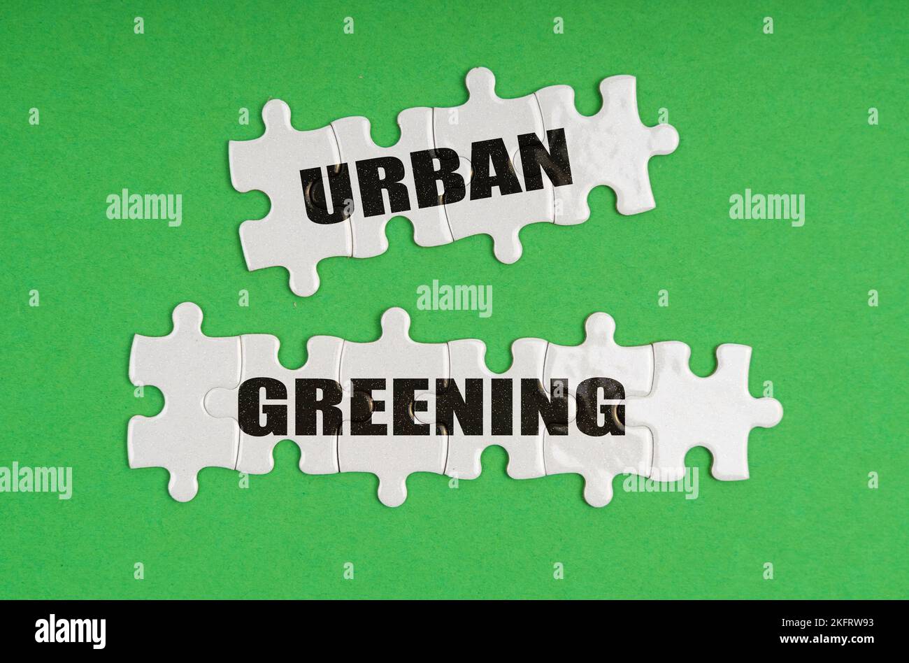 Concetto ambientale. Su uno sfondo verde, ci sono puzzle su cui è scritto - verde urbano Foto Stock