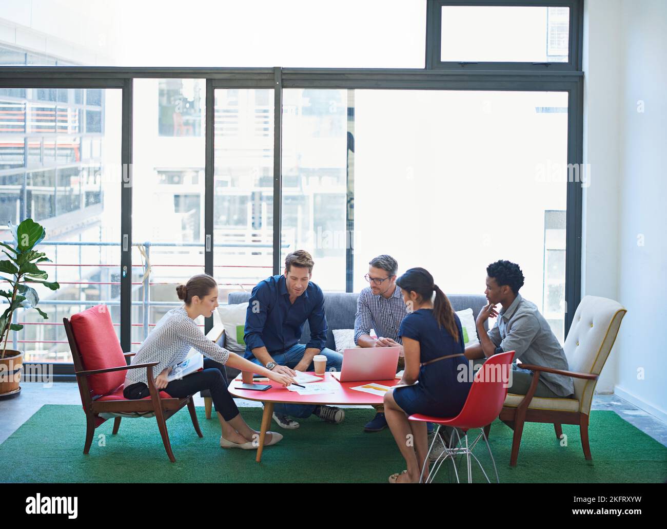 Sviluppo di nuove strategie. Un gruppo di lavoratori in ufficio che parlano insieme in una sala riunioni. Foto Stock