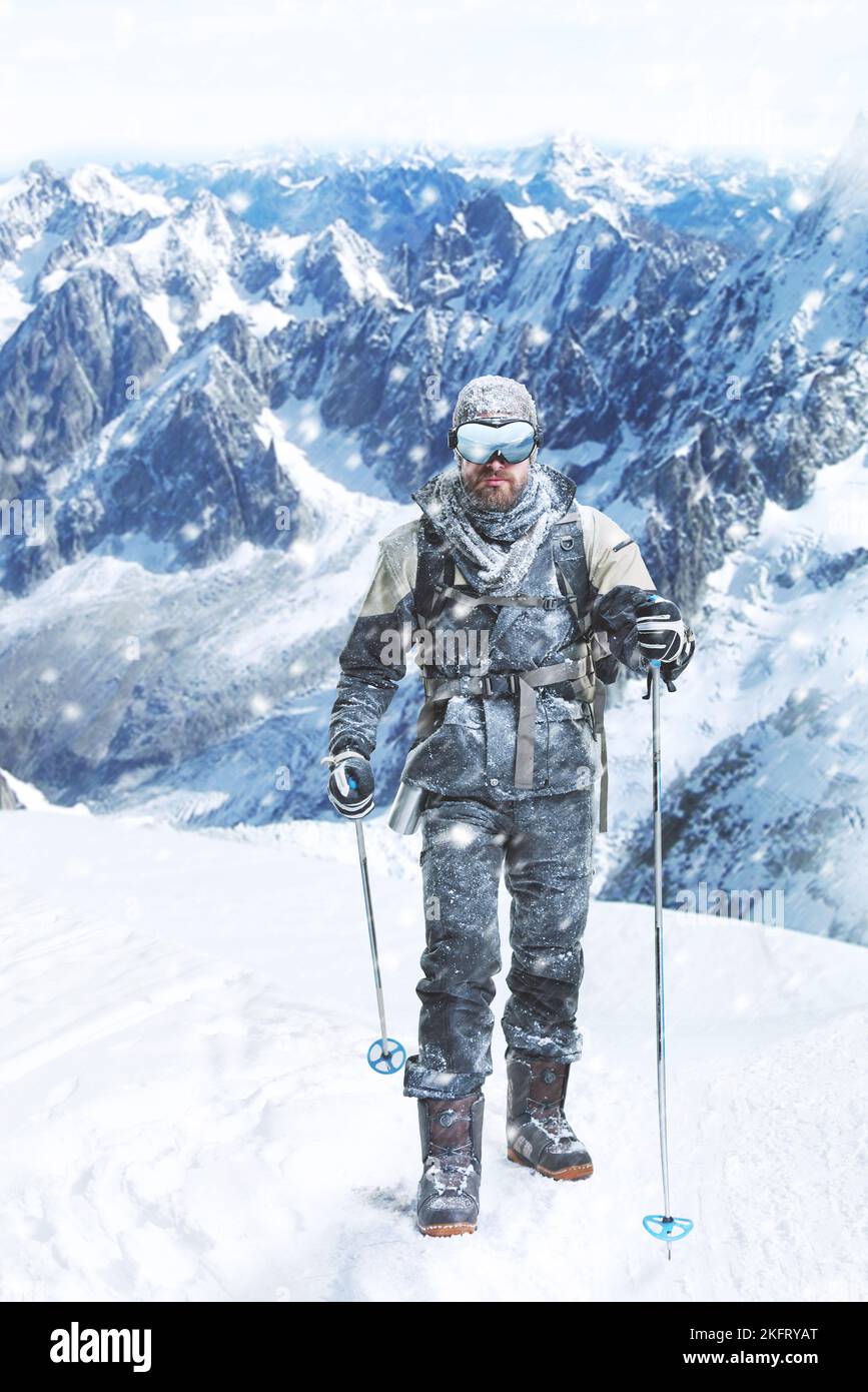 Spingendosi ai suoi limiti, un escursionista maschile in terreni estremi. Foto Stock