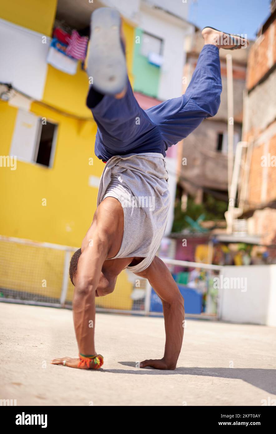 HES ha ottenuto il talento. Inquadratura ad angolo basso di un giovane breakdancer maschile in un ambiente urbano. Foto Stock