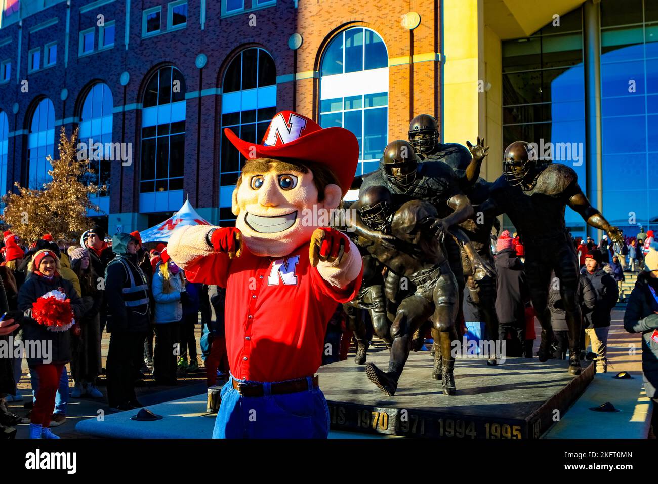 I Cornhuskers del Nebraska affrontano i tassi del Wisconsin in una battaglia a tutto campo che ha visto i tassi battere per poco i Cornhuskers 15-14 a Lincoln Foto Stock