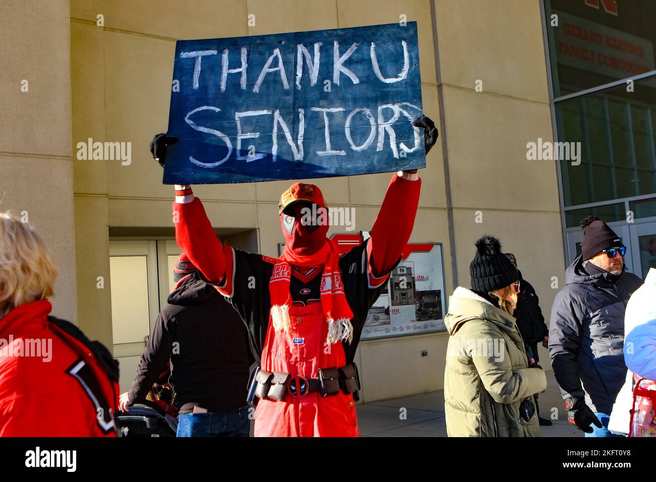 I Cornhuskers del Nebraska affrontano i tassi del Wisconsin in una battaglia a tutto campo che ha visto i tassi battere per poco i Cornhuskers 15-14 a Lincoln Foto Stock