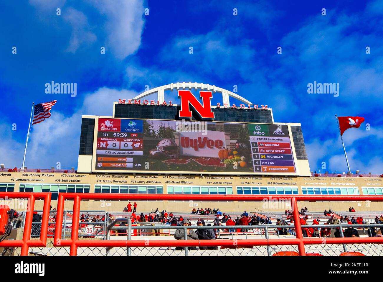 I Cornhuskers del Nebraska affrontano i tassi del Wisconsin in una battaglia a tutto campo che ha visto i tassi battere per poco i Cornhuskers 15-14 a Lincoln Foto Stock