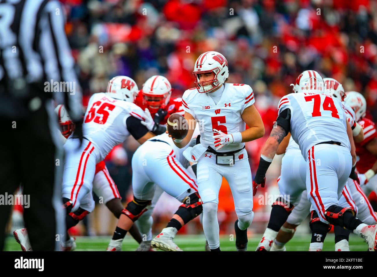 I Cornhuskers del Nebraska affrontano i tassi del Wisconsin in una battaglia a tutto campo che ha visto i tassi battere per poco i Cornhuskers 15-14 a Lincoln Foto Stock