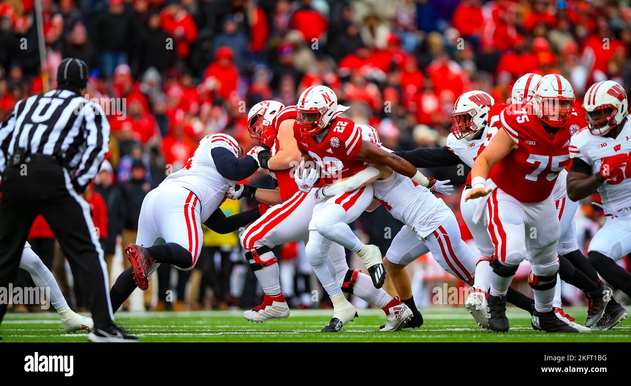 I Cornhuskers del Nebraska affrontano i tassi del Wisconsin in una battaglia a tutto campo che ha visto i tassi battere per poco i Cornhuskers 15-14 a Lincoln Foto Stock