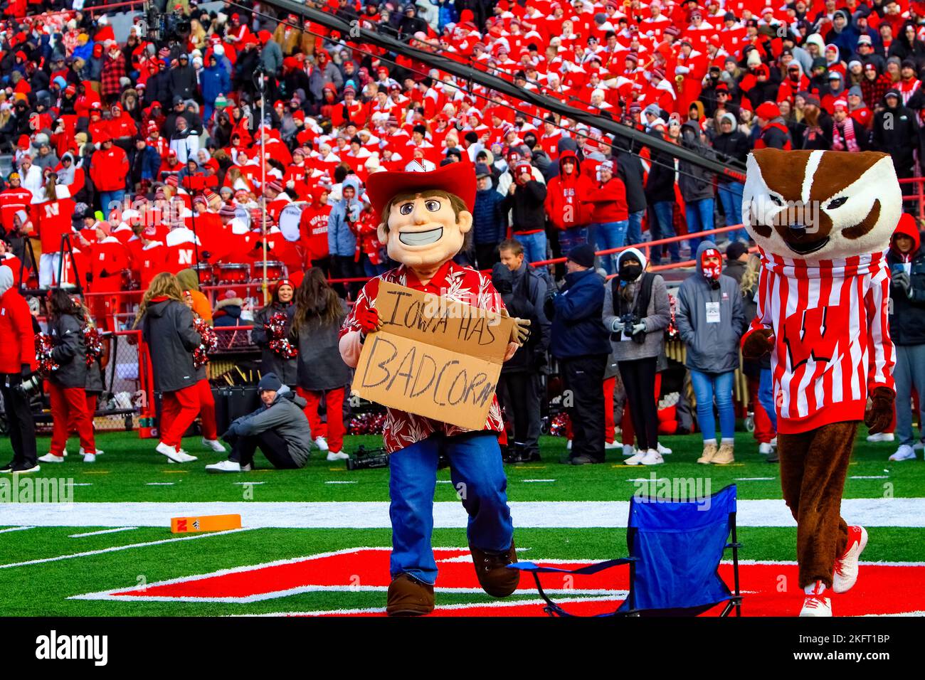 I Cornhuskers del Nebraska affrontano i tassi del Wisconsin in una battaglia a tutto campo che ha visto i tassi battere per poco i Cornhuskers 15-14 a Lincoln Foto Stock