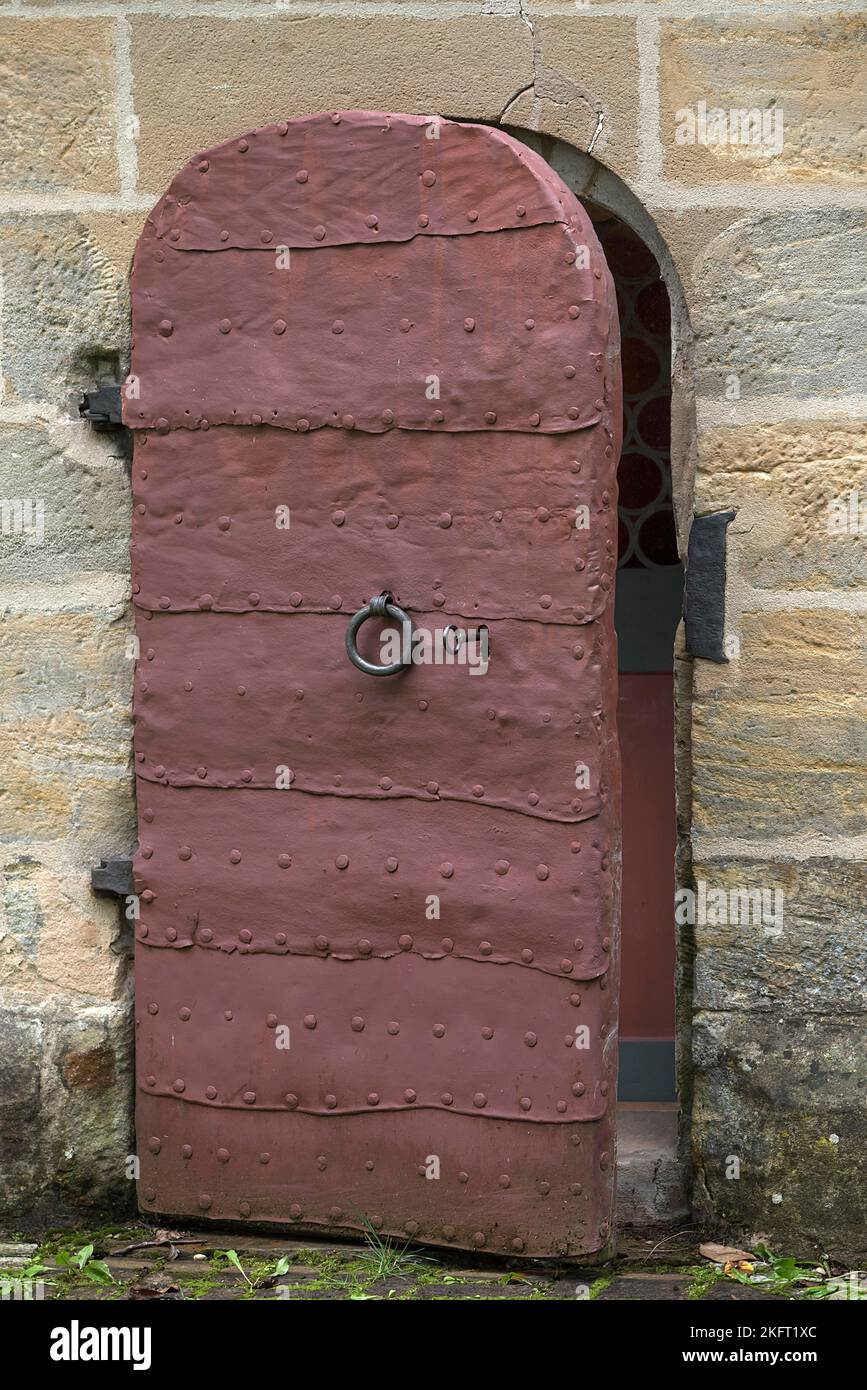 Porta sagrestia tardo medievale, lamiera chiodata, Chiesa di Sant'Egidien, Beerbach, Franconia media, Baviera, Germania, Europa Foto Stock