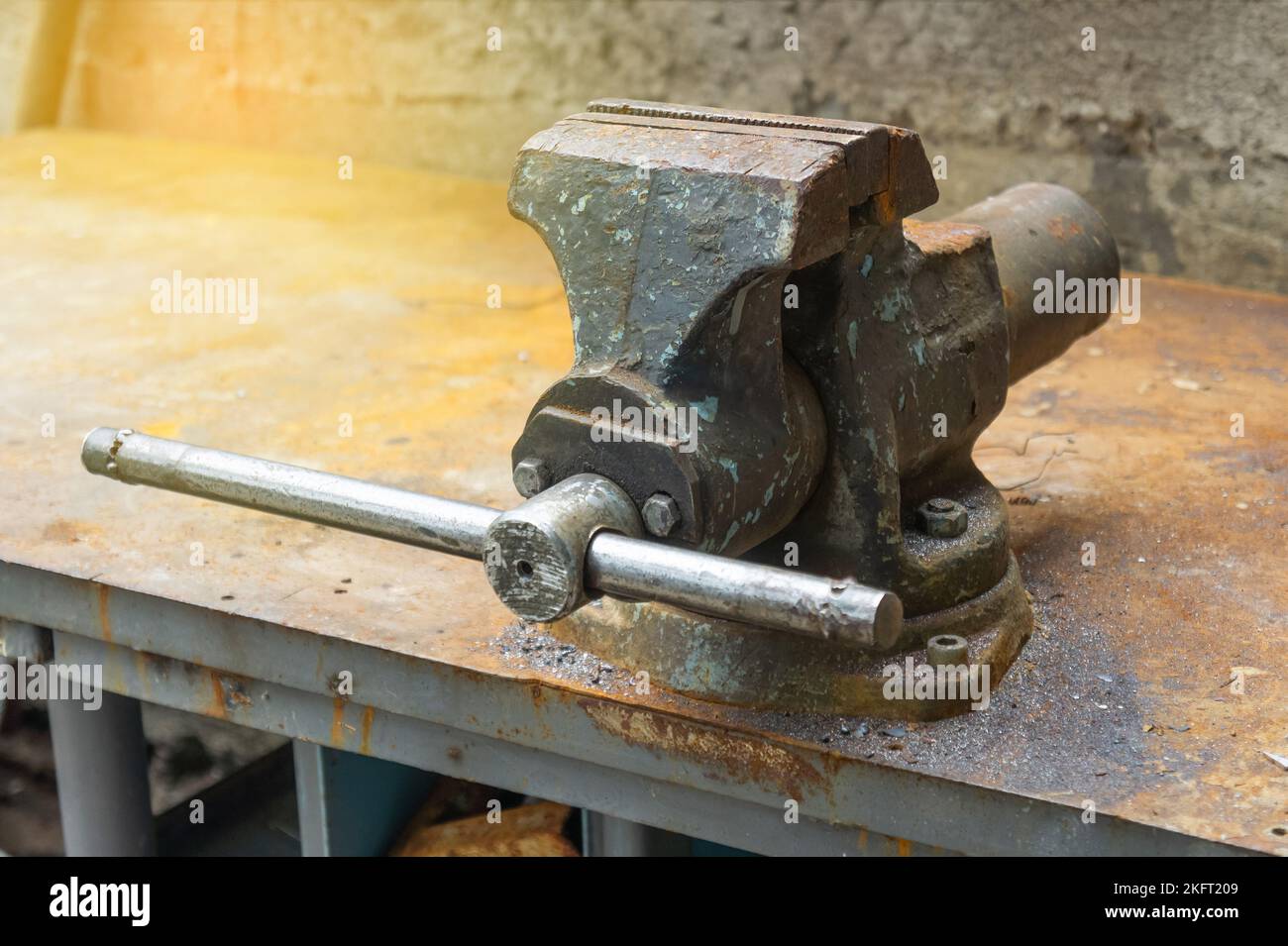 vecchia impugnatura della morsa arrugginita sul banco di lavoro Foto Stock