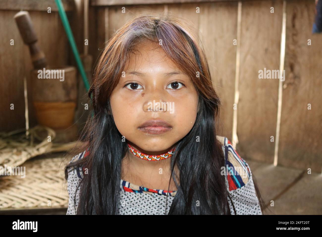 Popolazioni indigene, bambina della popolazione indigena Huni kuin nel suo villaggio nella foresta amazzonica, Acre, Brasile, Sud America Foto Stock