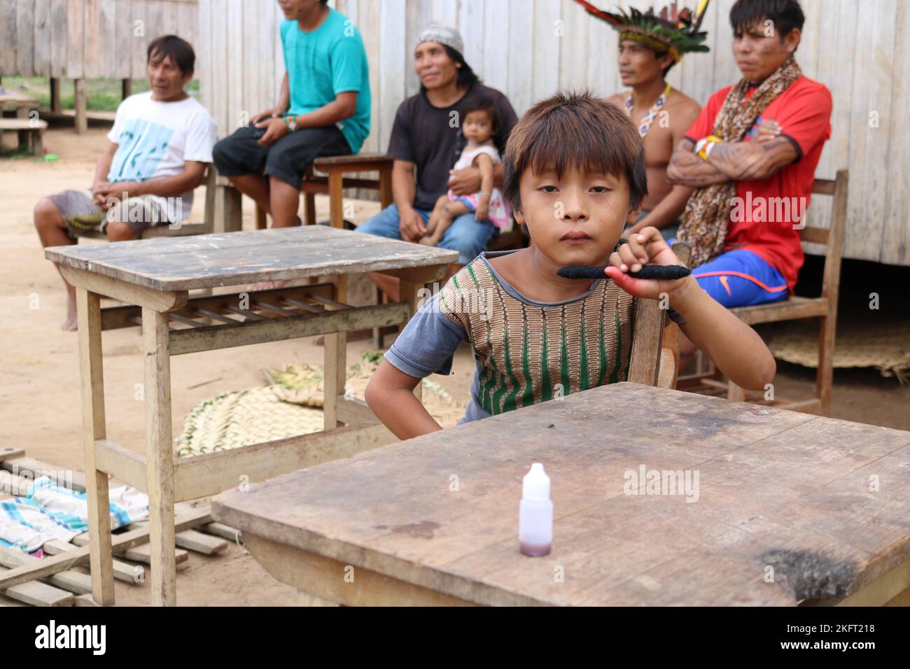 Popolazioni indigene, piccolo ragazzo della popolazione indigena Huni kuin nel suo villaggio nella foresta amazzonica, Acre, Brasile, Sud America Foto Stock