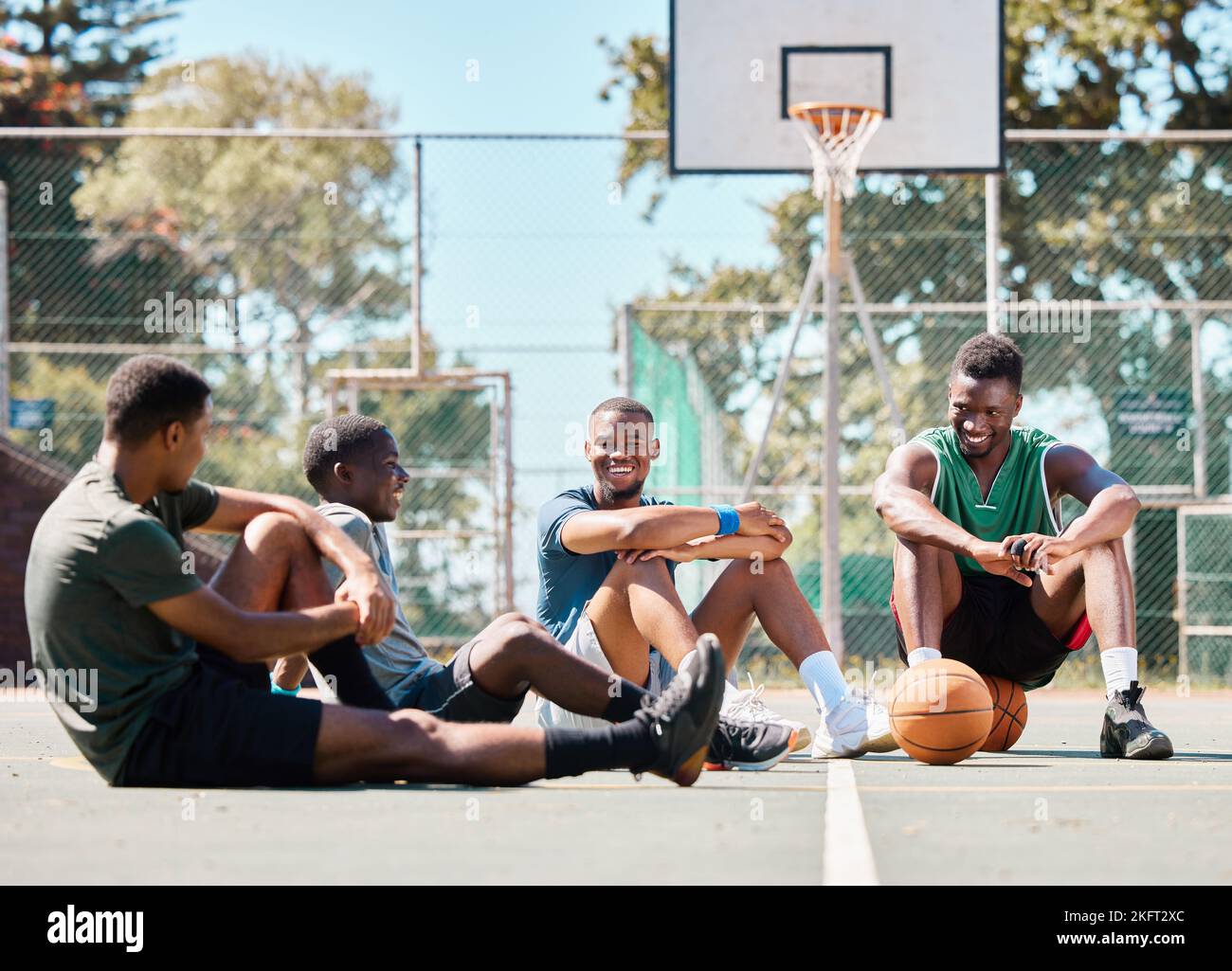 Campo da basket, amici e uomini, sport di squadra e di pausa, conversazione sociale e relax nel parco giochi della comunità. Giocatori di basket, riposo e nero Foto Stock