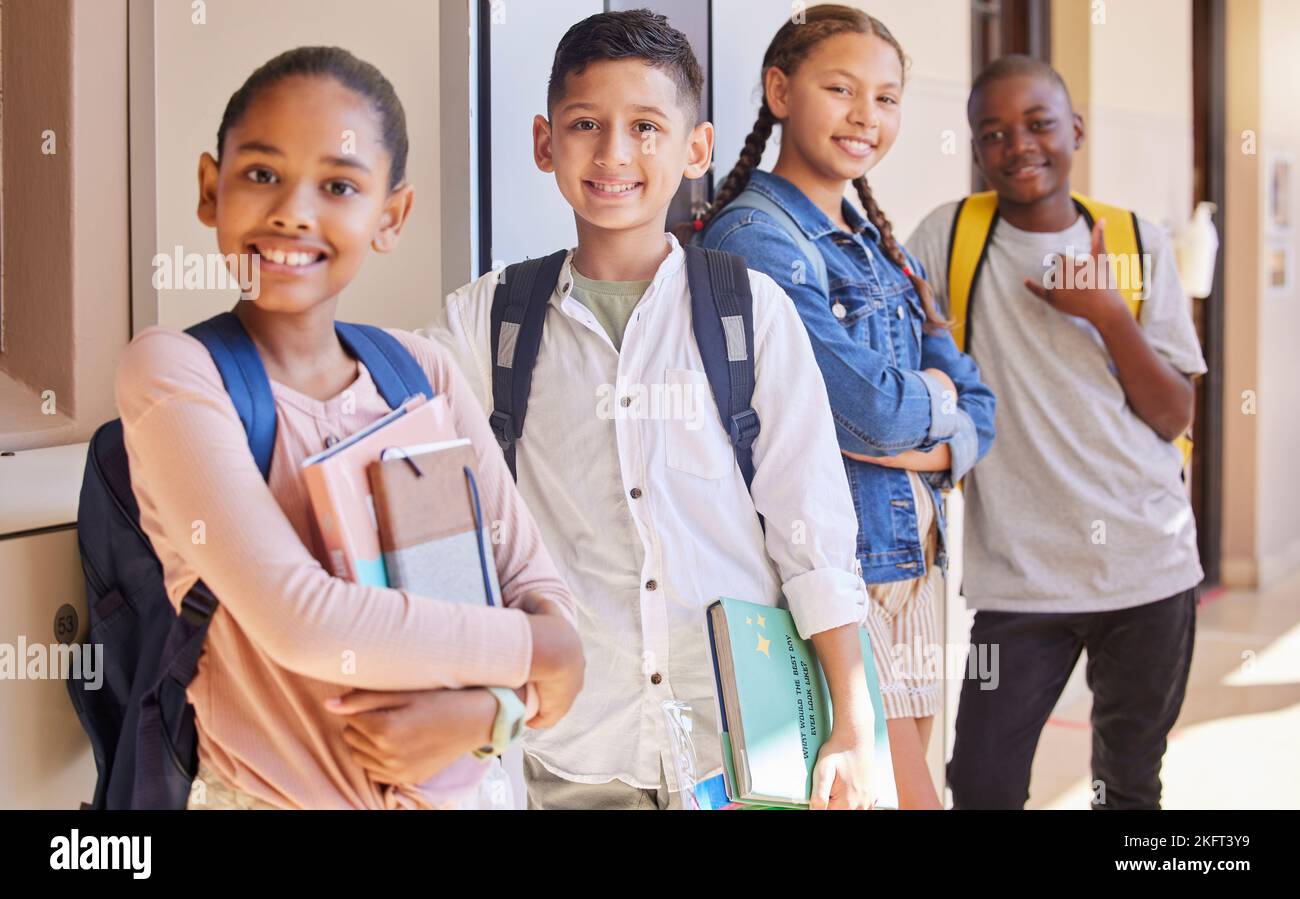 Scuola, amicizia e ritratto di un gruppo di bambini in piedi con zaino e libri in corridoio. Educazione, diversità e conoscenza, giovani felici Foto Stock