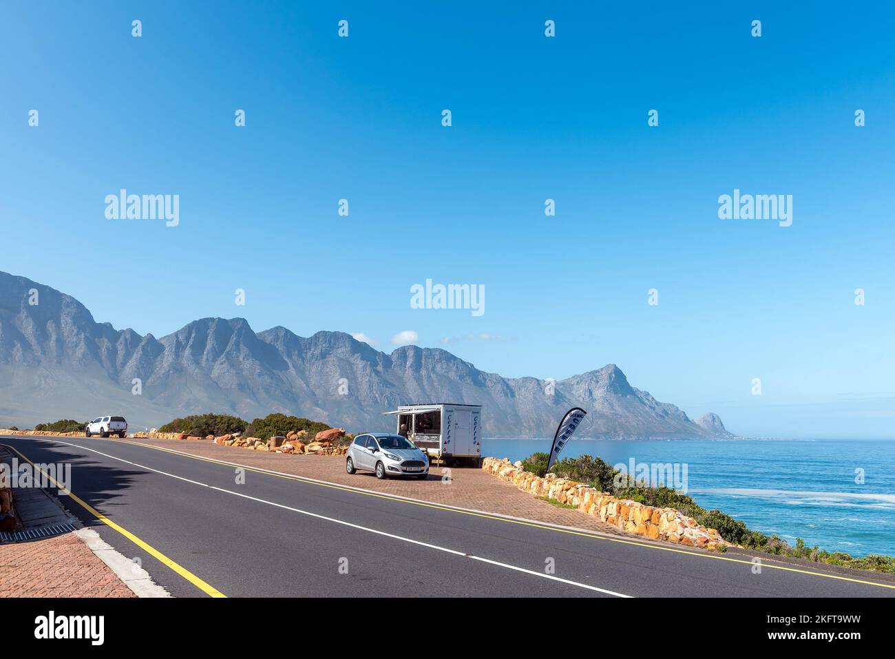 Gordons Bay, Sud Africa - 20 settembre 2022: Una caffetteria mobile in un punto di osservazione su Clarence Drive vicino a Gordons Bay nella provincia del Capo Occidentale. Automobili un Foto Stock