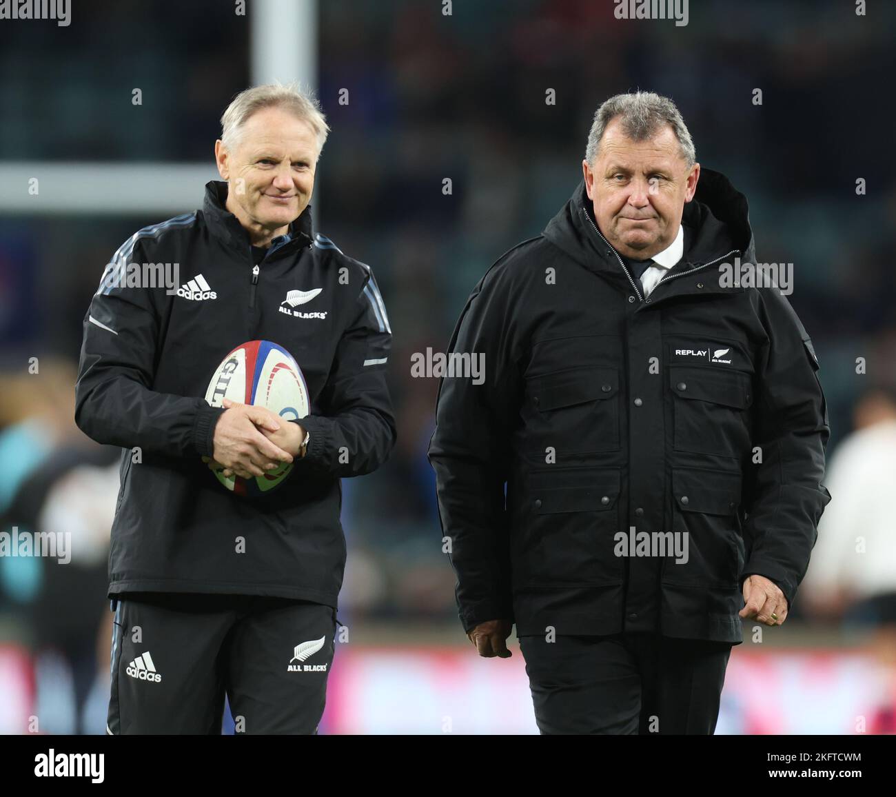 Londra INGHILTERRA - Novembre 19: L-R Joe Schmidt Assistant Coach e New Zealand's Coach Steve Hansen durante la partita Autumn International Series tra it Foto Stock