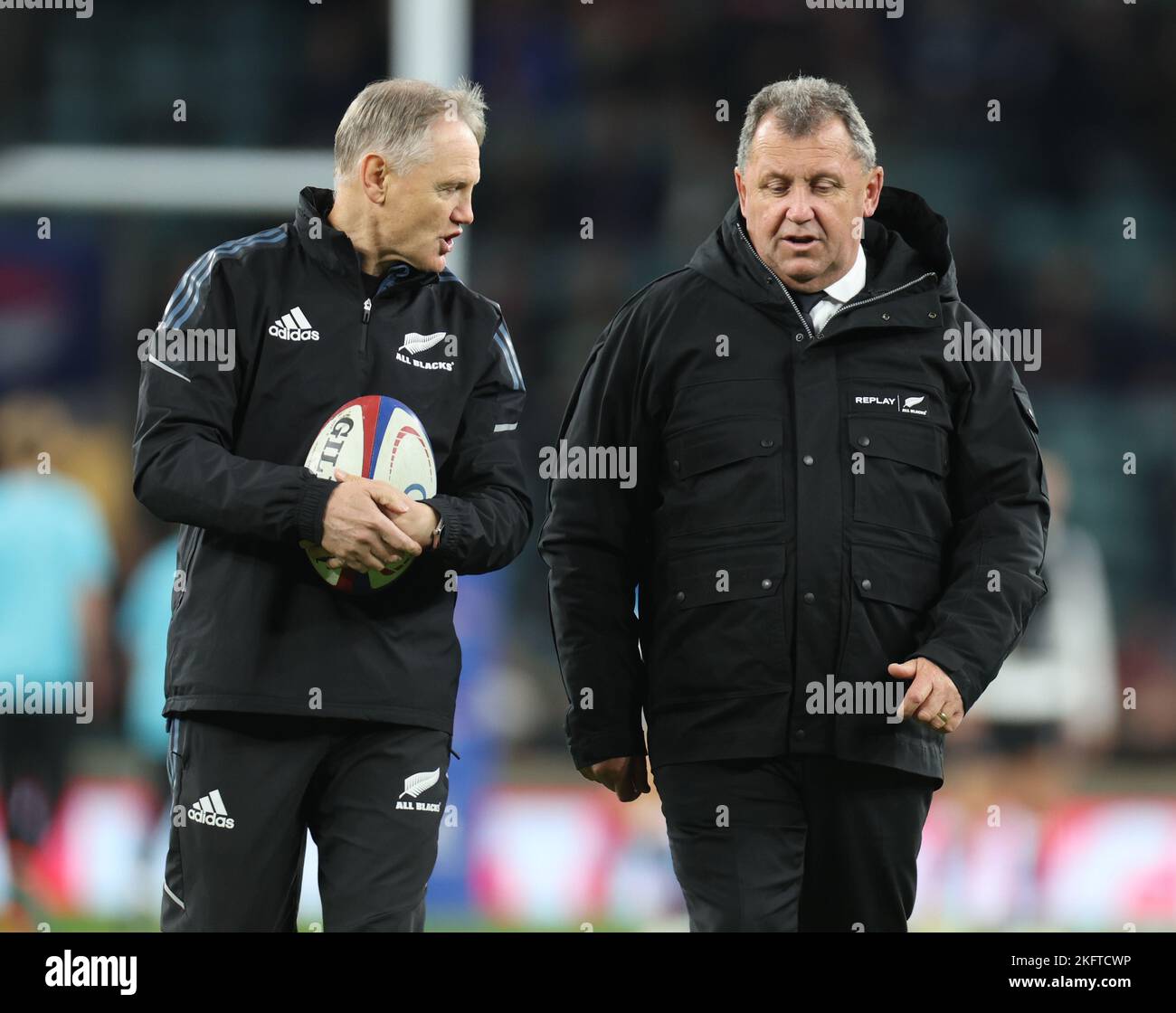 Londra INGHILTERRA - Novembre 19: L-R Joe Schmidt Assistant Coach e New Zealand's Coach Steve Hansen durante la partita Autumn International Series tra it Foto Stock
