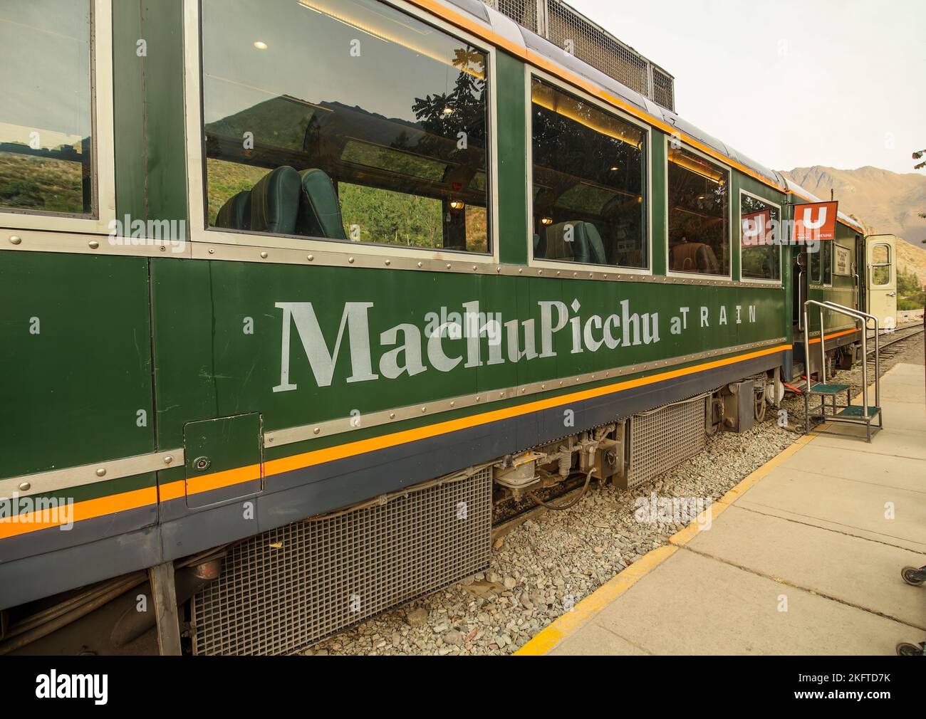 Ollantaytambo, Perù - 25 2022 maggio: Treno turistico da Cusco a Machu Picchu in piedi alla stazione di Ollantaytambo Foto Stock