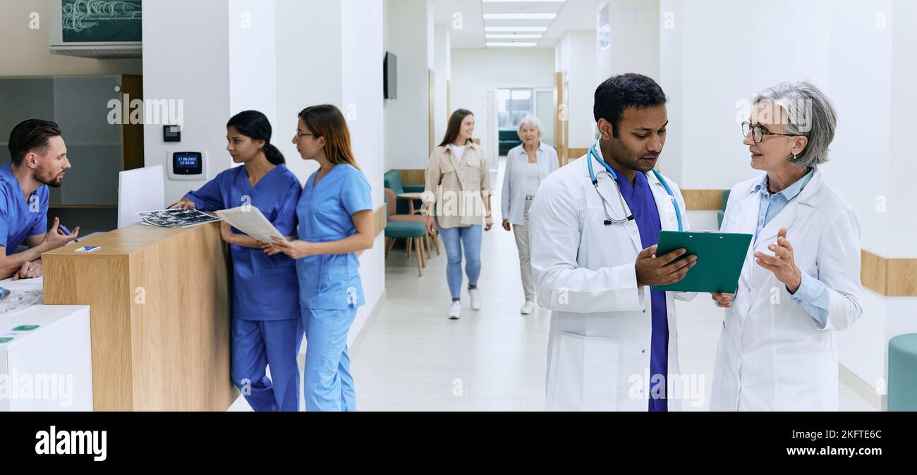 Vista panoramica del corridoio clinico mentre il flusso di lavoro dell'ospedale con medici, pazienti e personale medico. Day Hospital Foto Stock